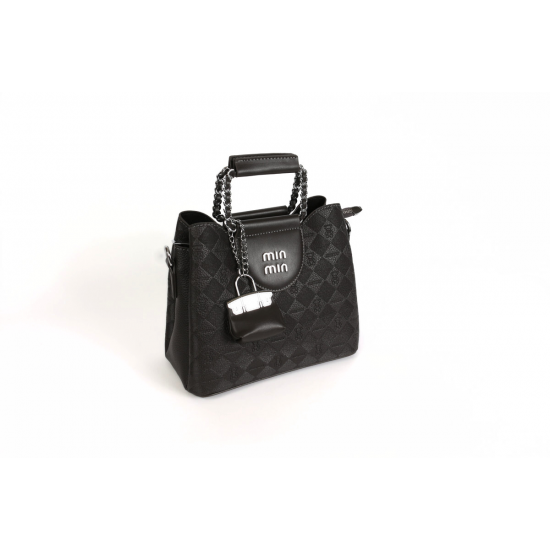 حقيبة أنيقة بتفصيلة قفل