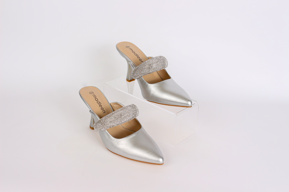 صنادل نسائية بكعب عريض