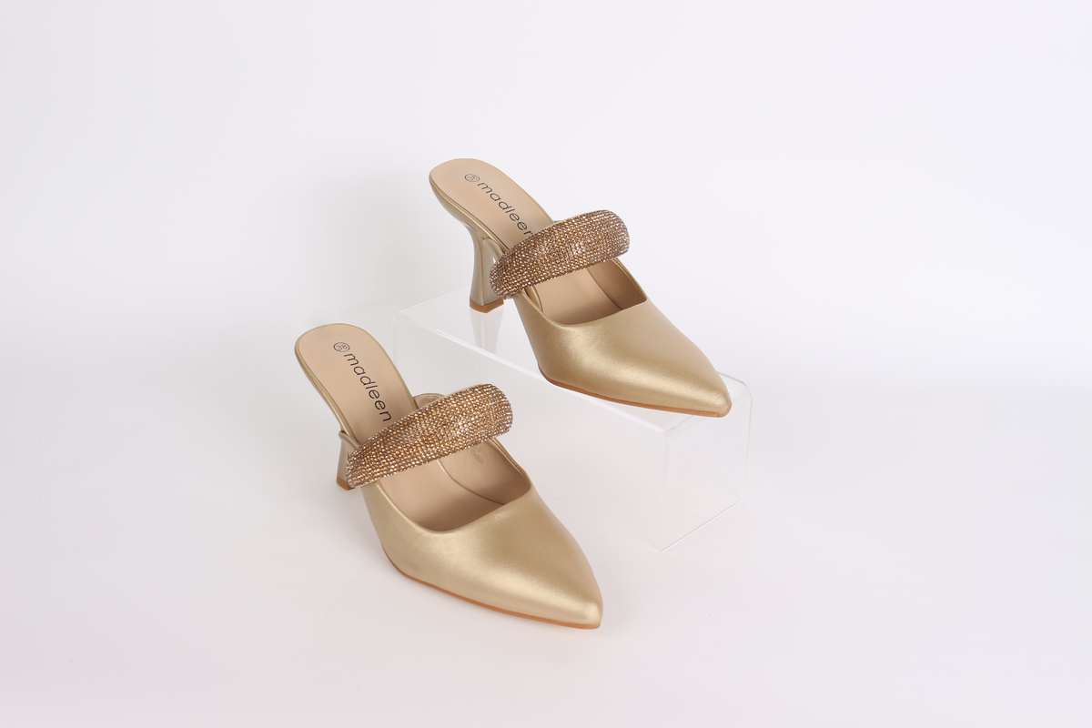 صنادل نسائية بكعب عريض