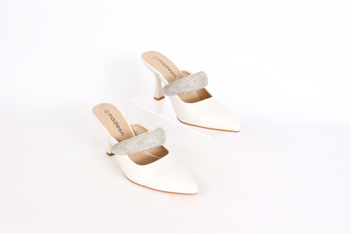 صنادل نسائية بكعب عريض