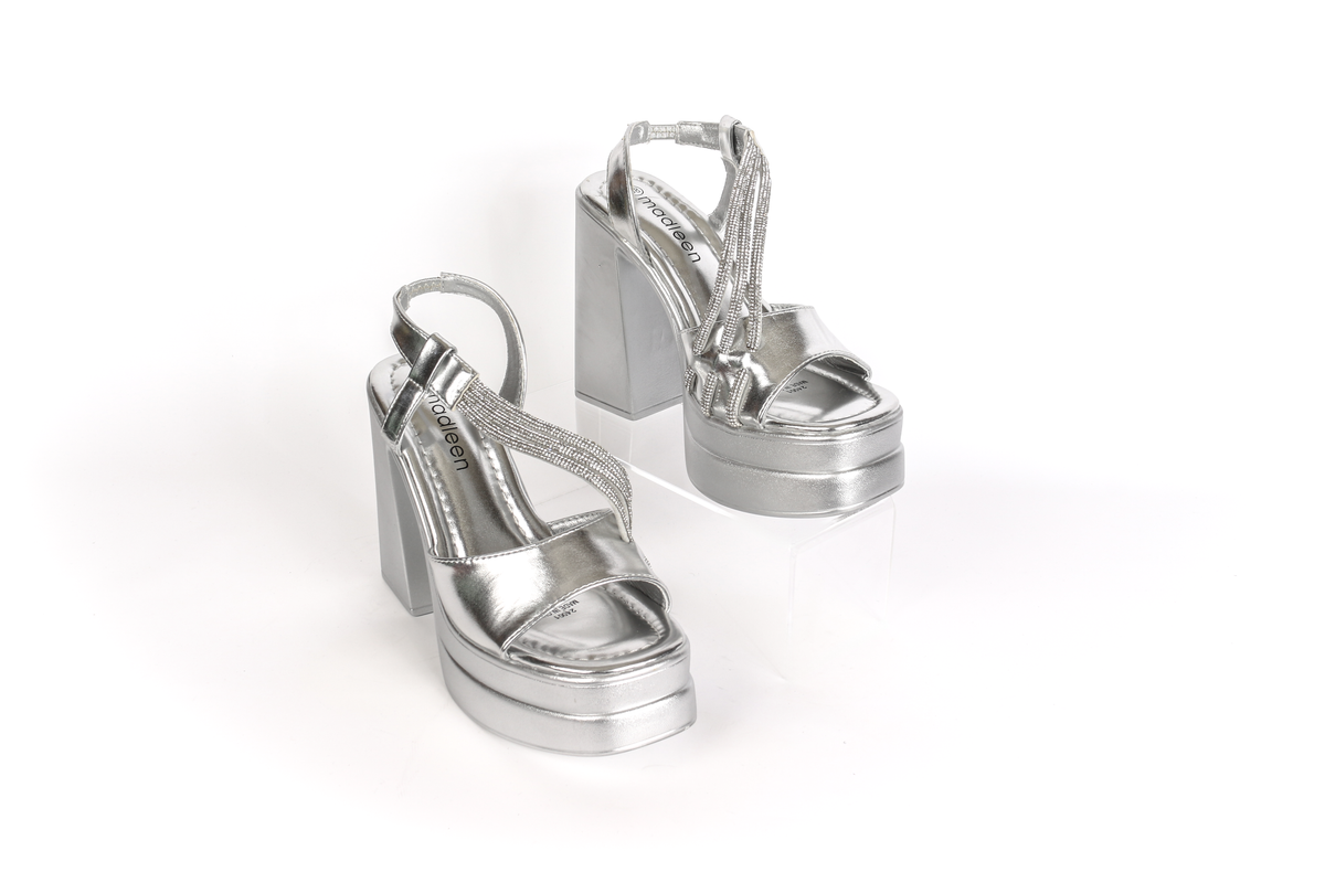 أحذية نسائية بكعب عالٍ