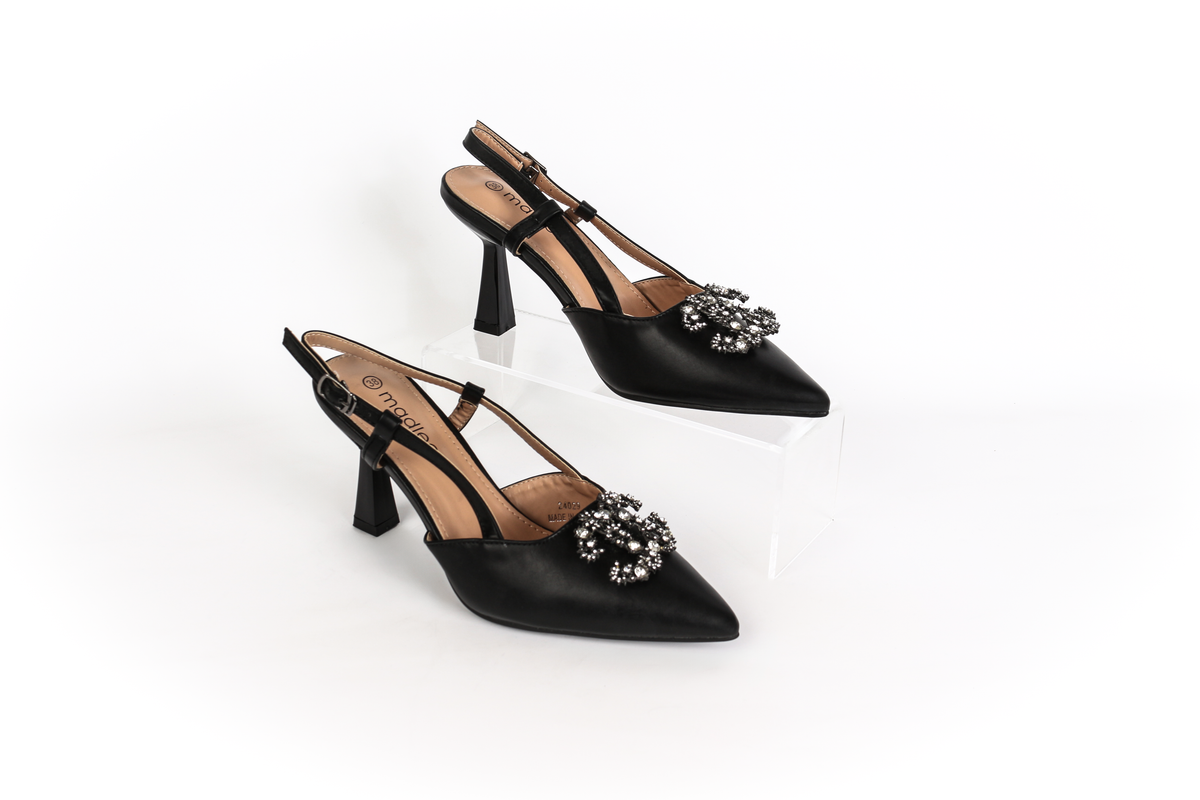 أحذية Slingback مزينة بالكريستال