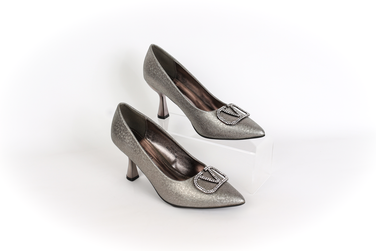 كعب Pump بمقدمة مدببة مع مشبك كريستال