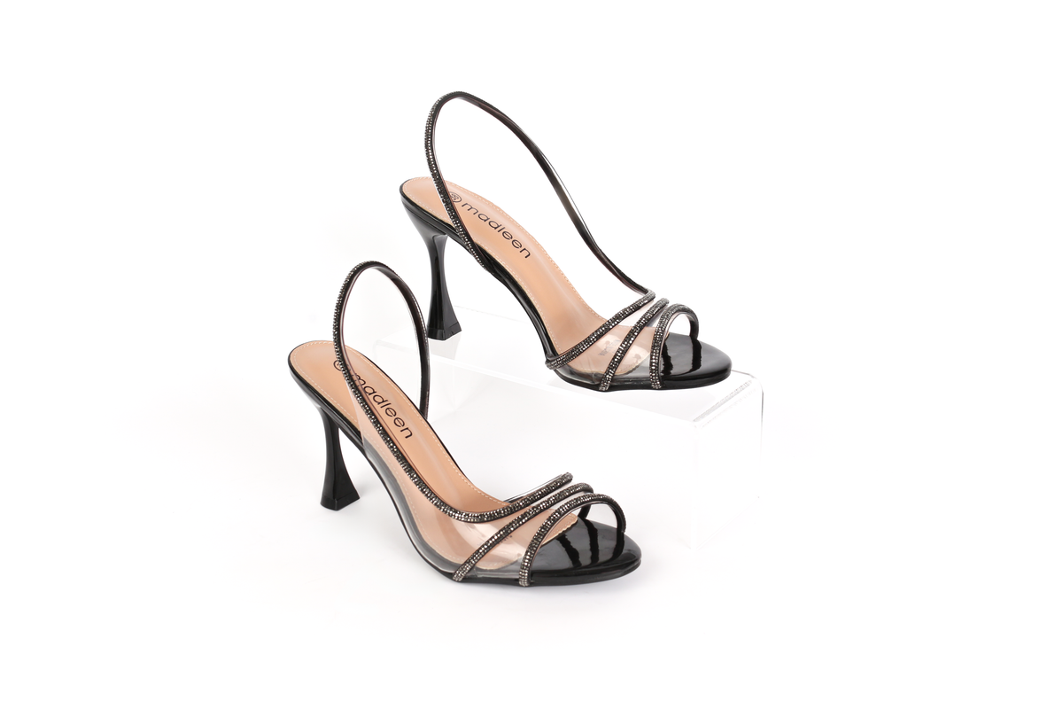 كعب نسائي بمقدمة مدببة للمناسبات