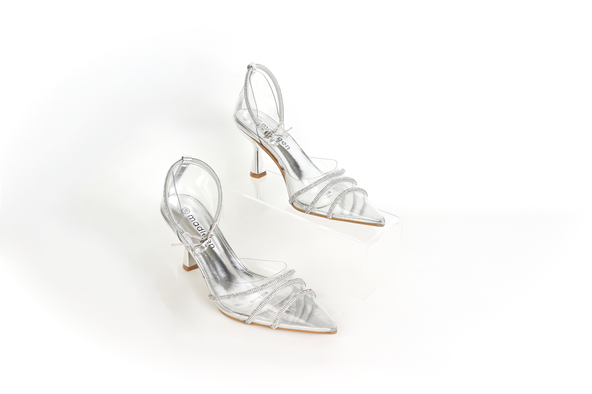 صنادل بكعب نسائية بأحزمة عصرية