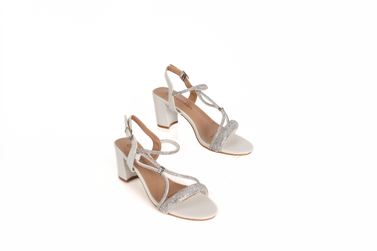 كعب عريض مع حزام كاحل وأحزمة مزخرفة