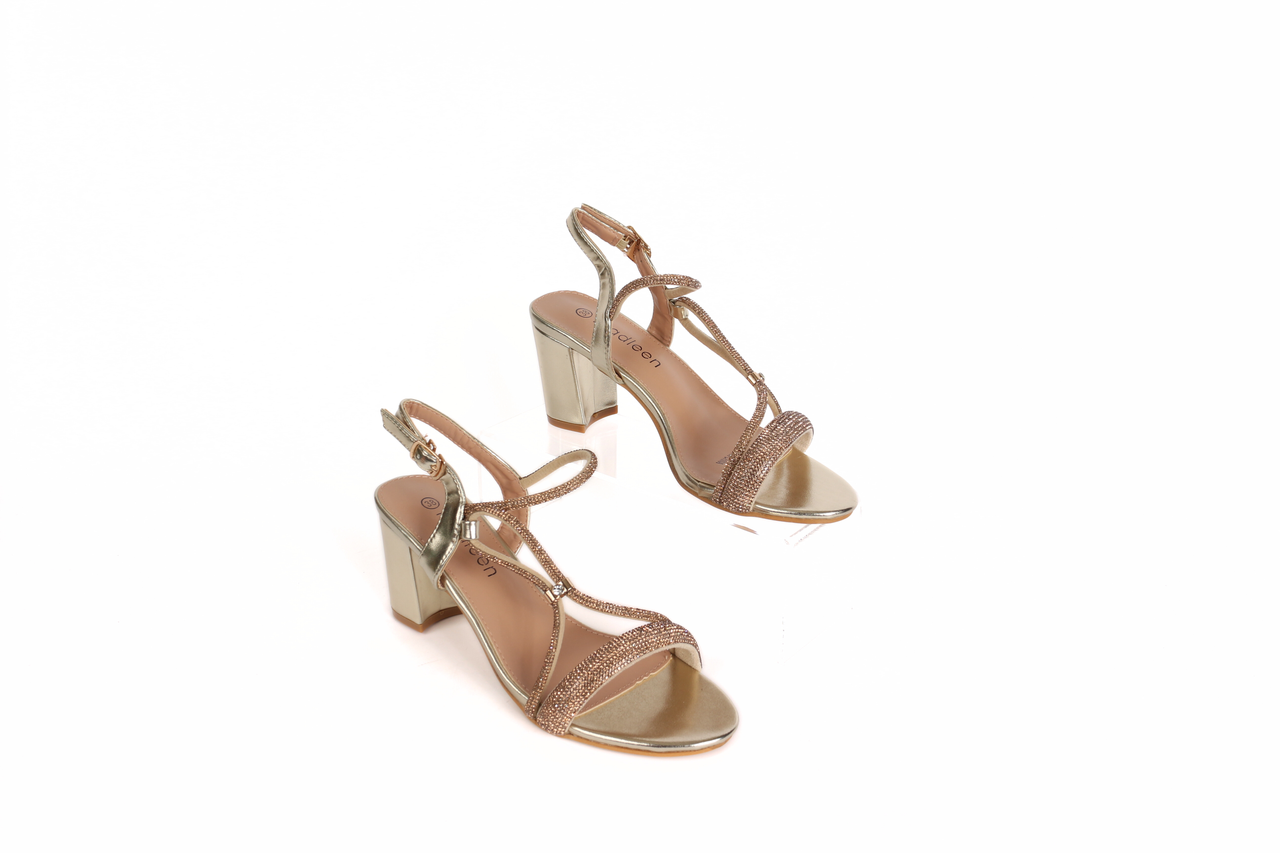 كعب عريض مع حزام كاحل وأحزمة مزخرفة