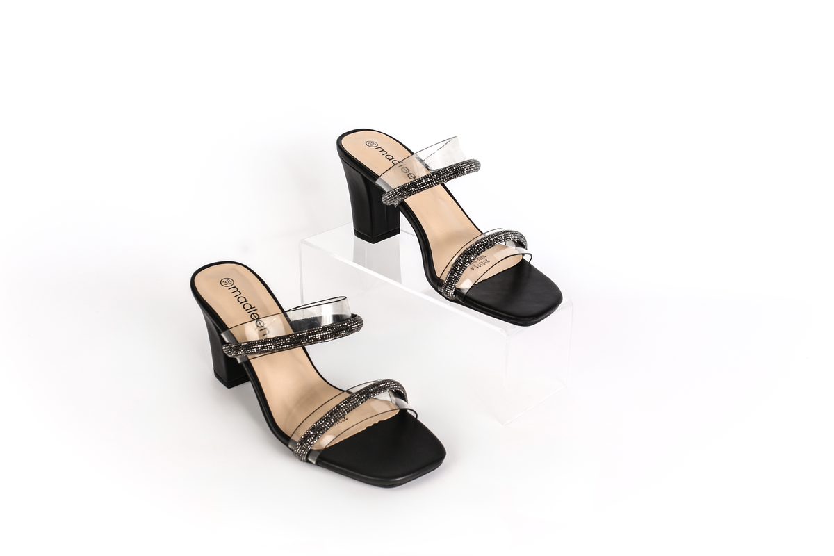 صندل بكعب عريض بأحزمة شفافة