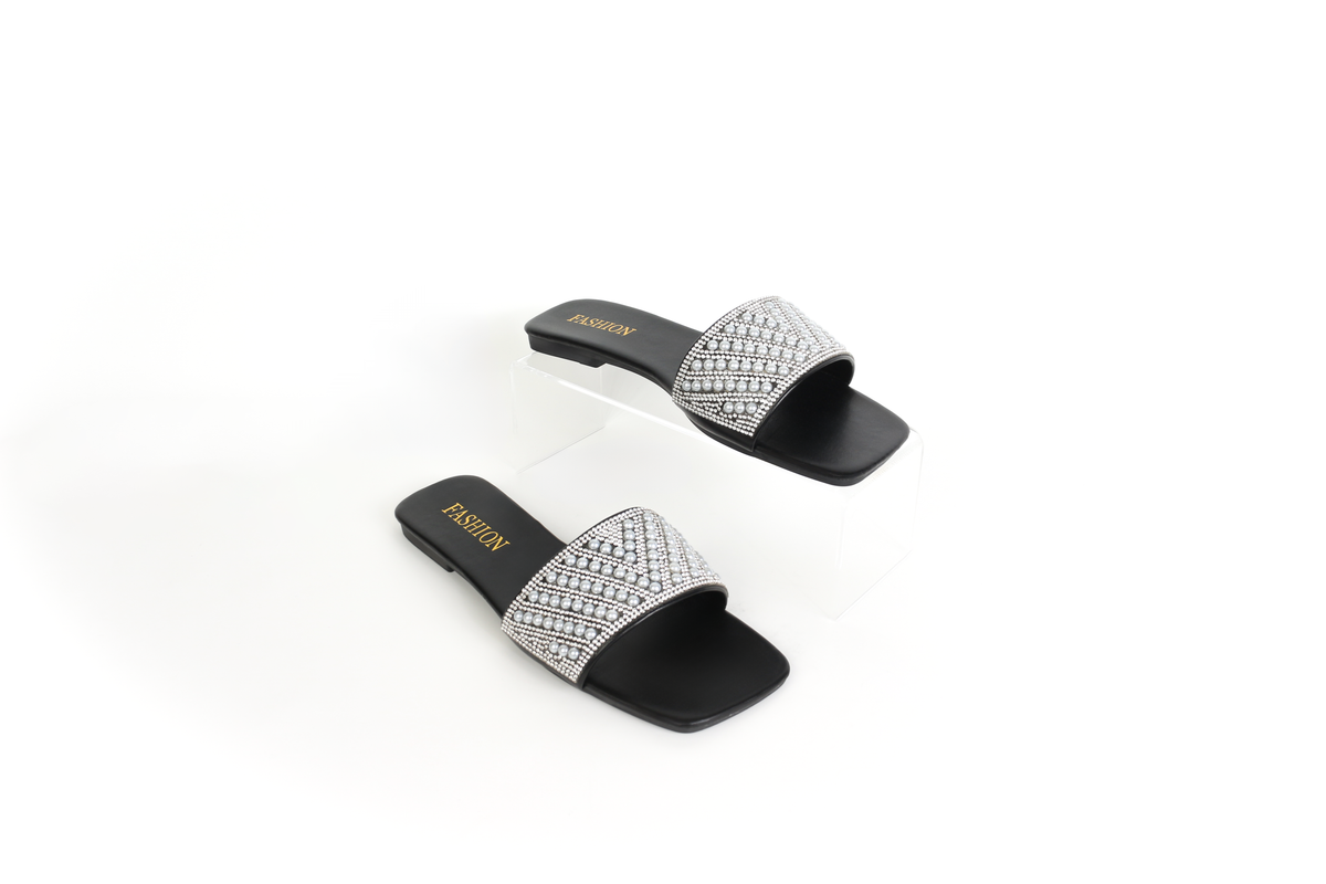 حذاء مسطح بحزام مزخرف هندسي