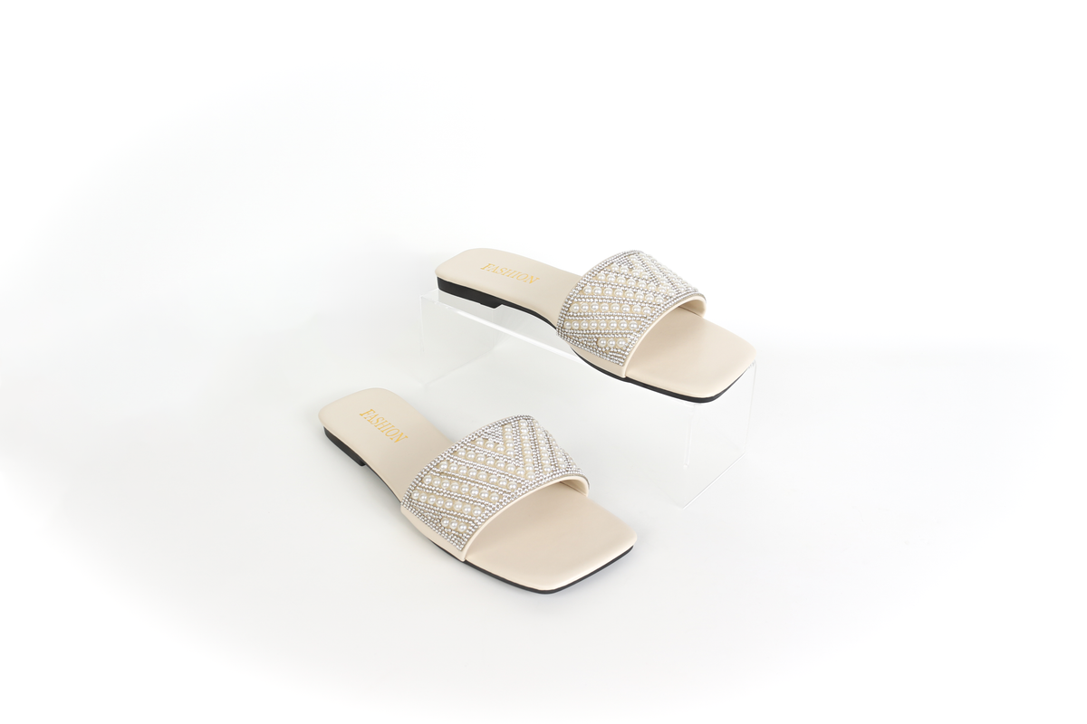 حذاء مسطح بحزام مزخرف هندسي