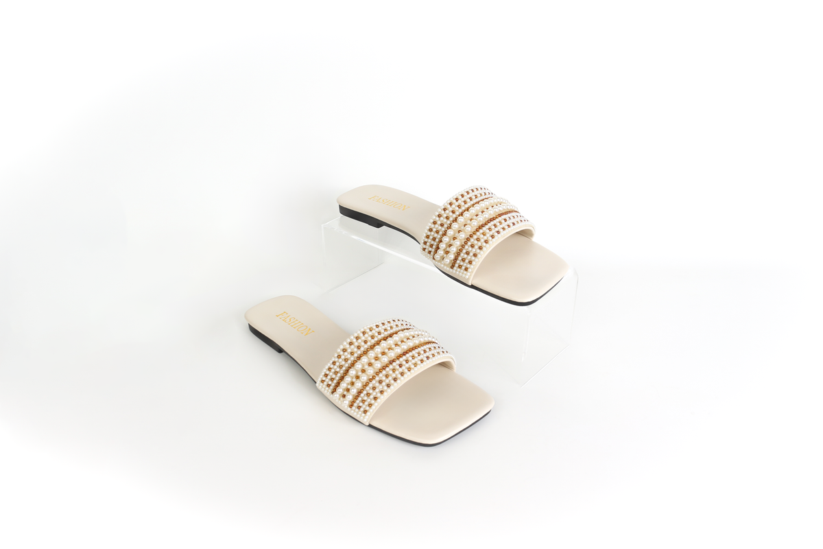 حذاء مسطح مفتوح بحزام مزخرف بنمط اللؤلؤ