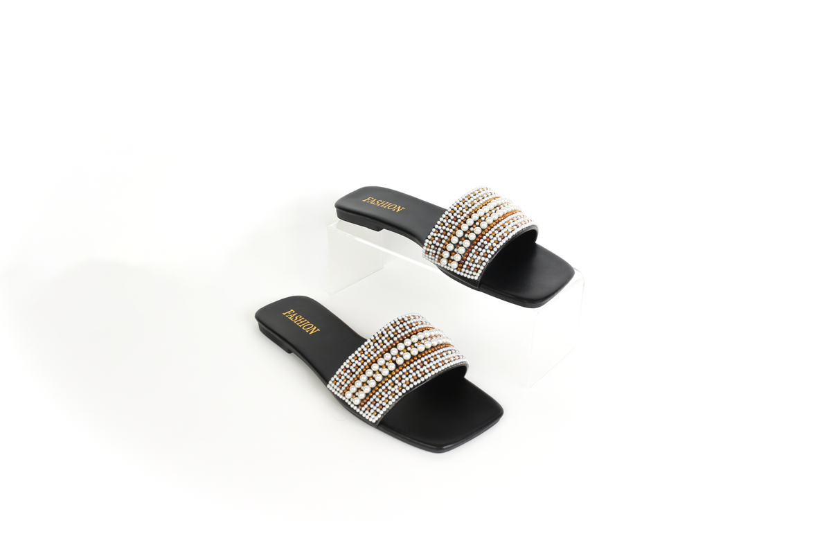 حذاء مسطح مفتوح بحزام مزخرف بنمط اللؤلؤ