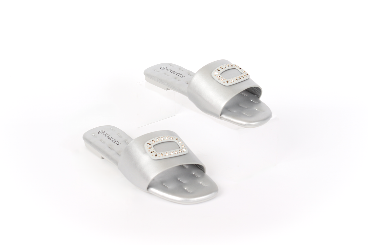 حذاء مسطح بحزام مع مشبك