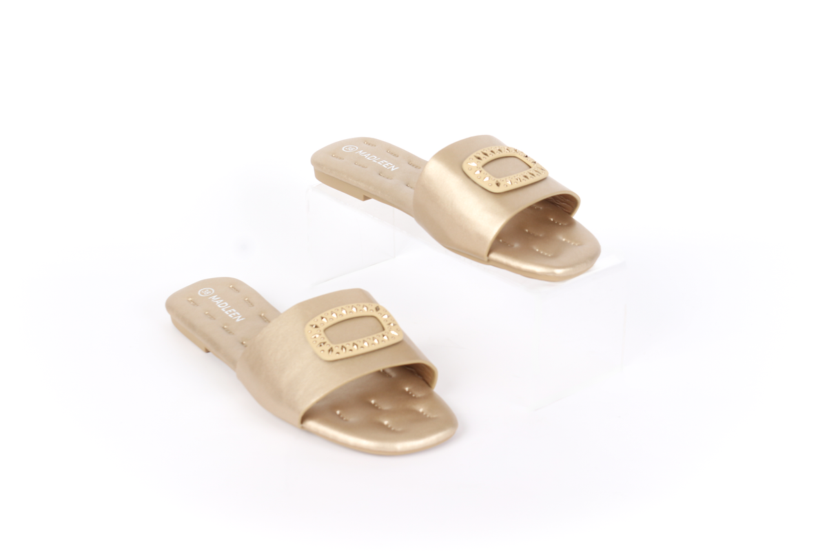 حذاء مسطح بحزام مع مشبك