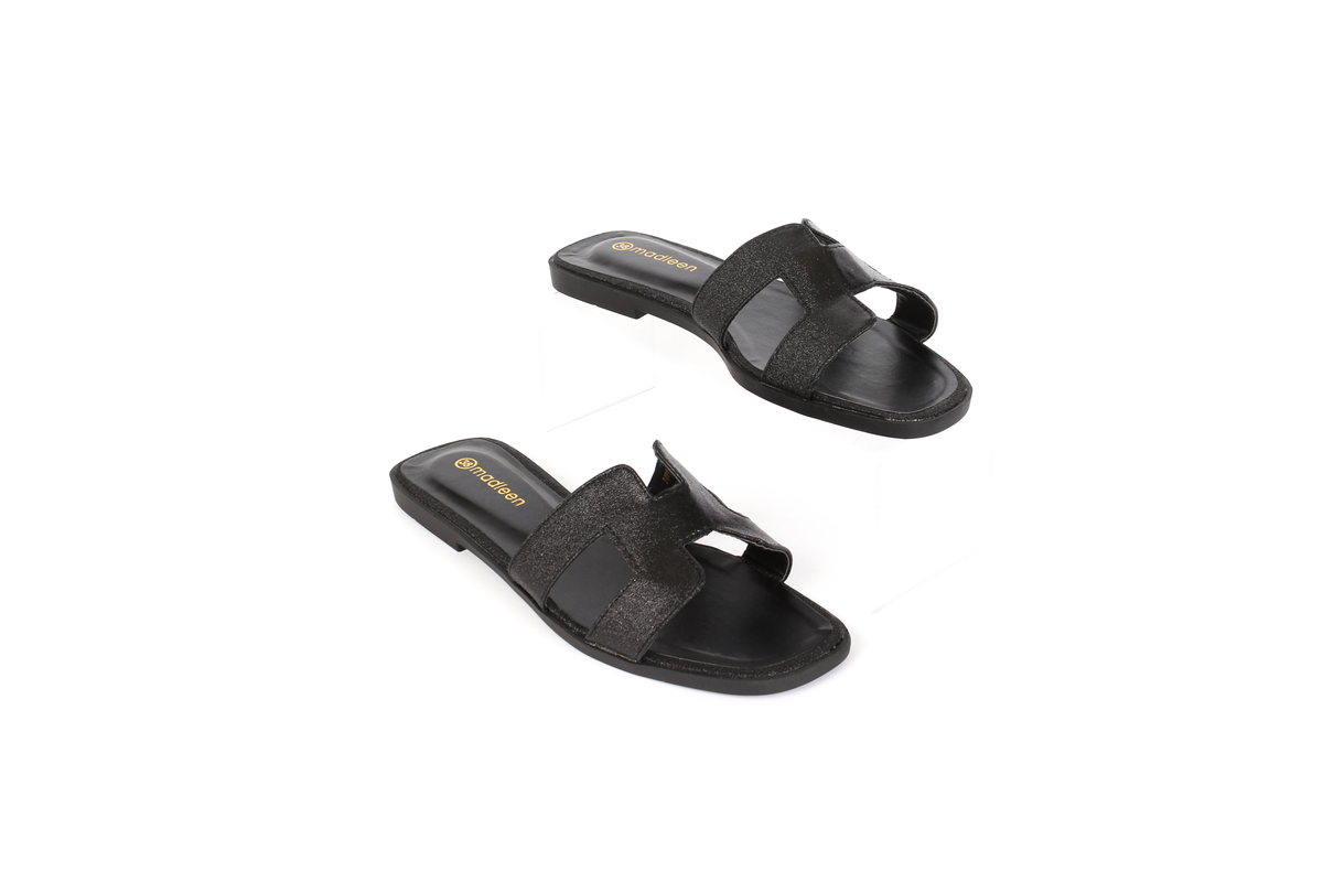 أحذية مسطحة بأحزمة عريضة وهيكلية