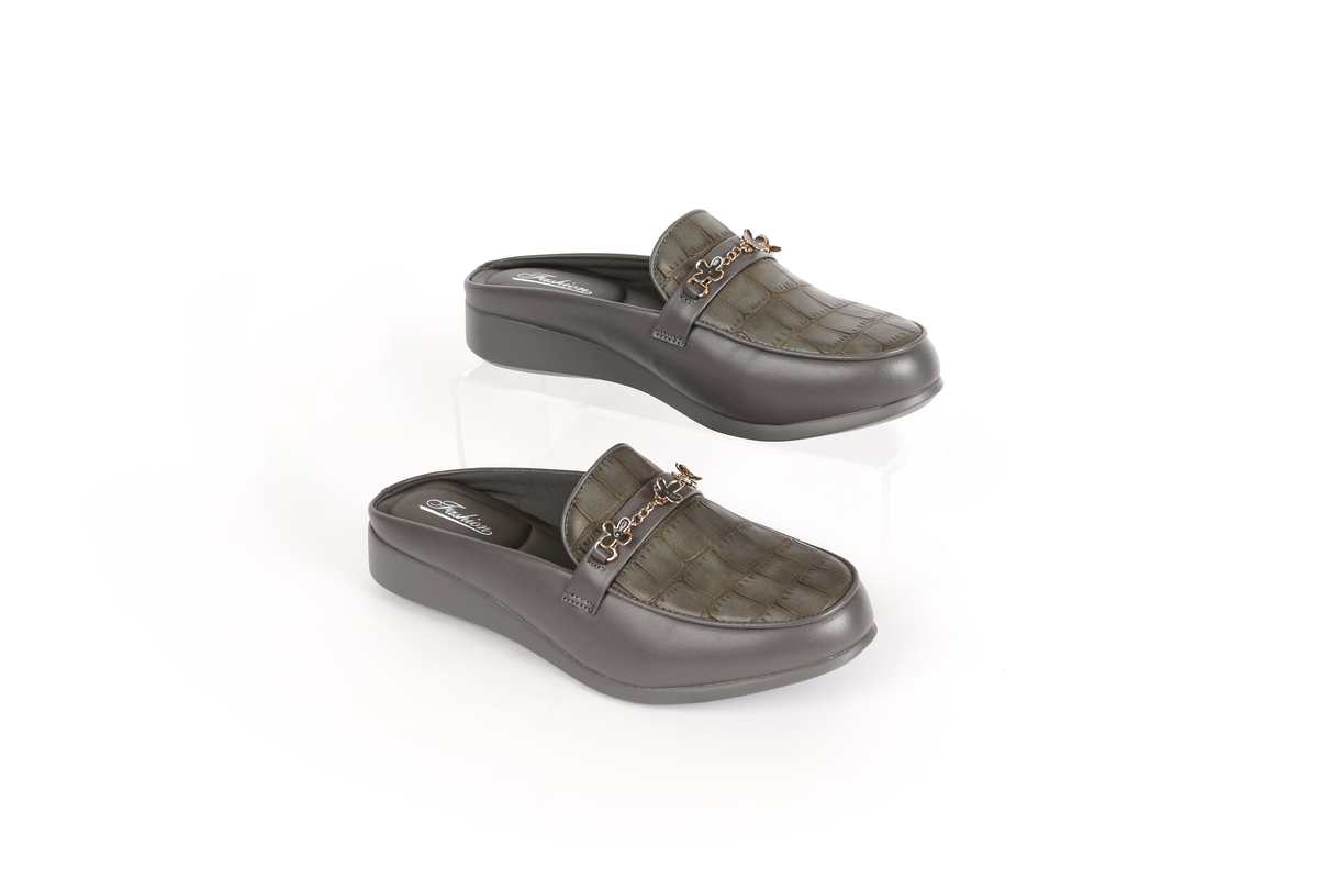 حذاء Mule طبي بواجهة منقوشة