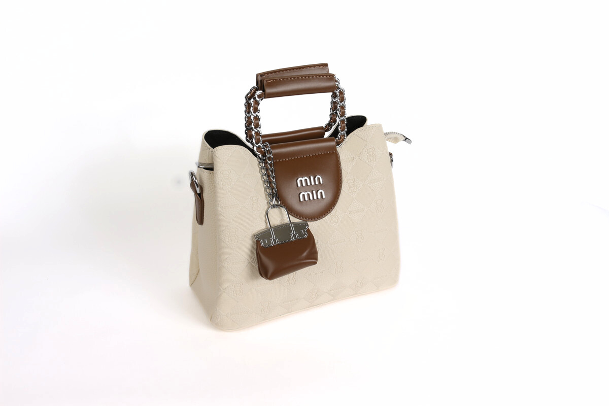 حقيبة أنيقة بتفصيلة قفل