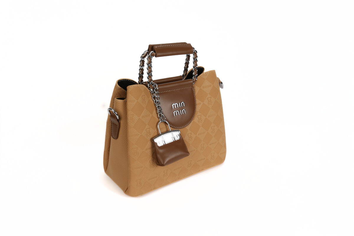 حقيبة أنيقة بتفصيلة قفل