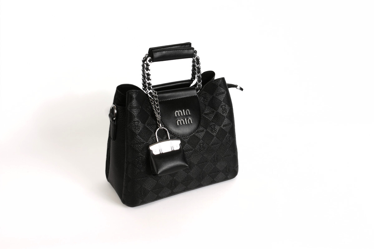 حقيبة أنيقة بتفصيلة قفل