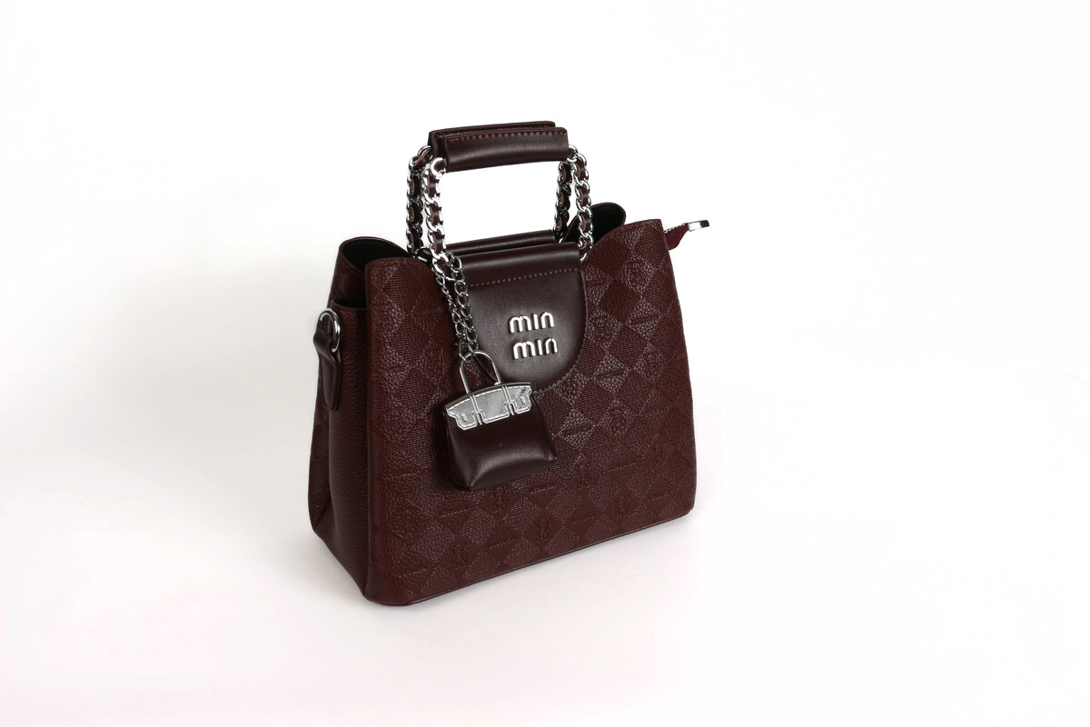 حقيبة أنيقة بتفصيلة قفل