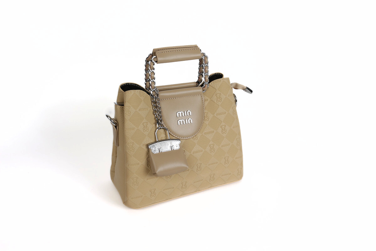 حقيبة أنيقة بتفصيلة قفل