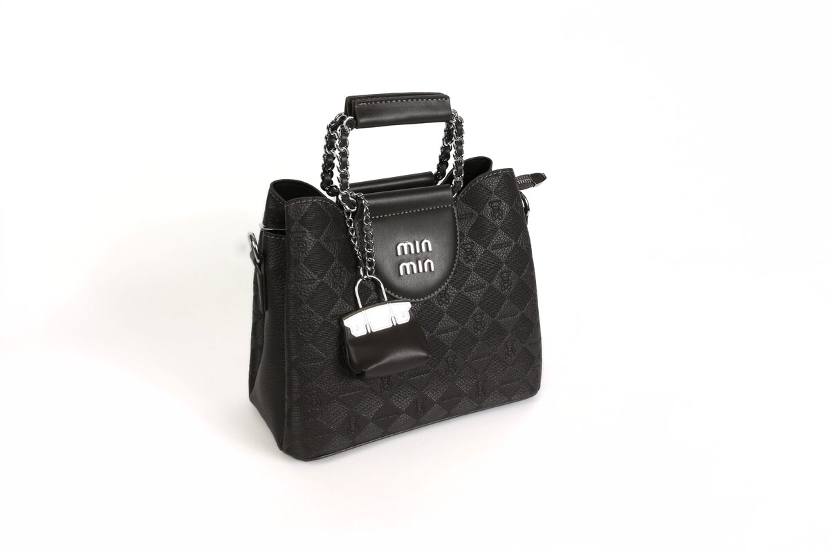 حقيبة أنيقة بتفصيلة قفل