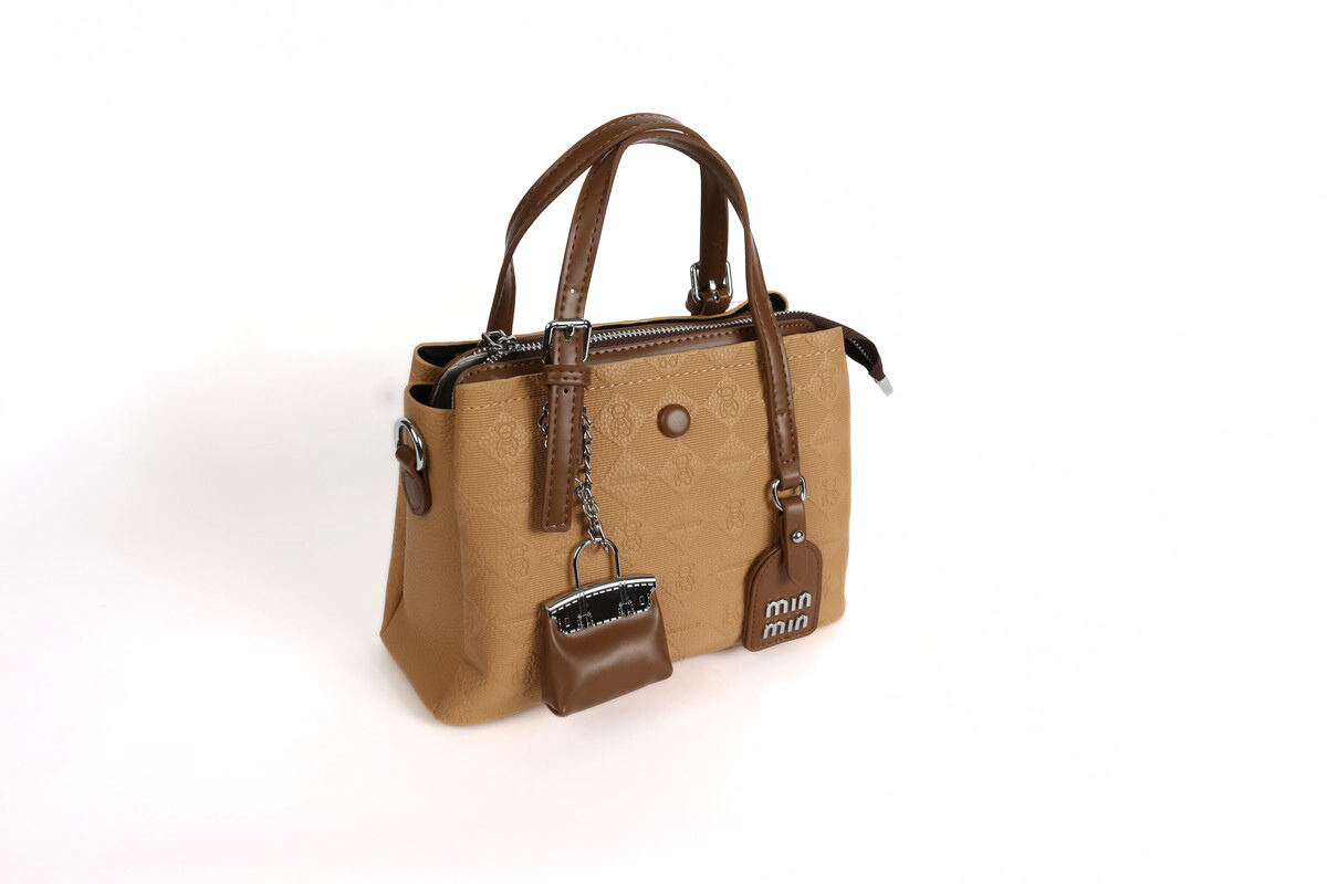 حقيبة فاخرة بمقبض سلسلة