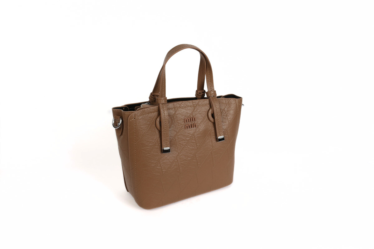 حقيبة يد بنقشة ناعمة