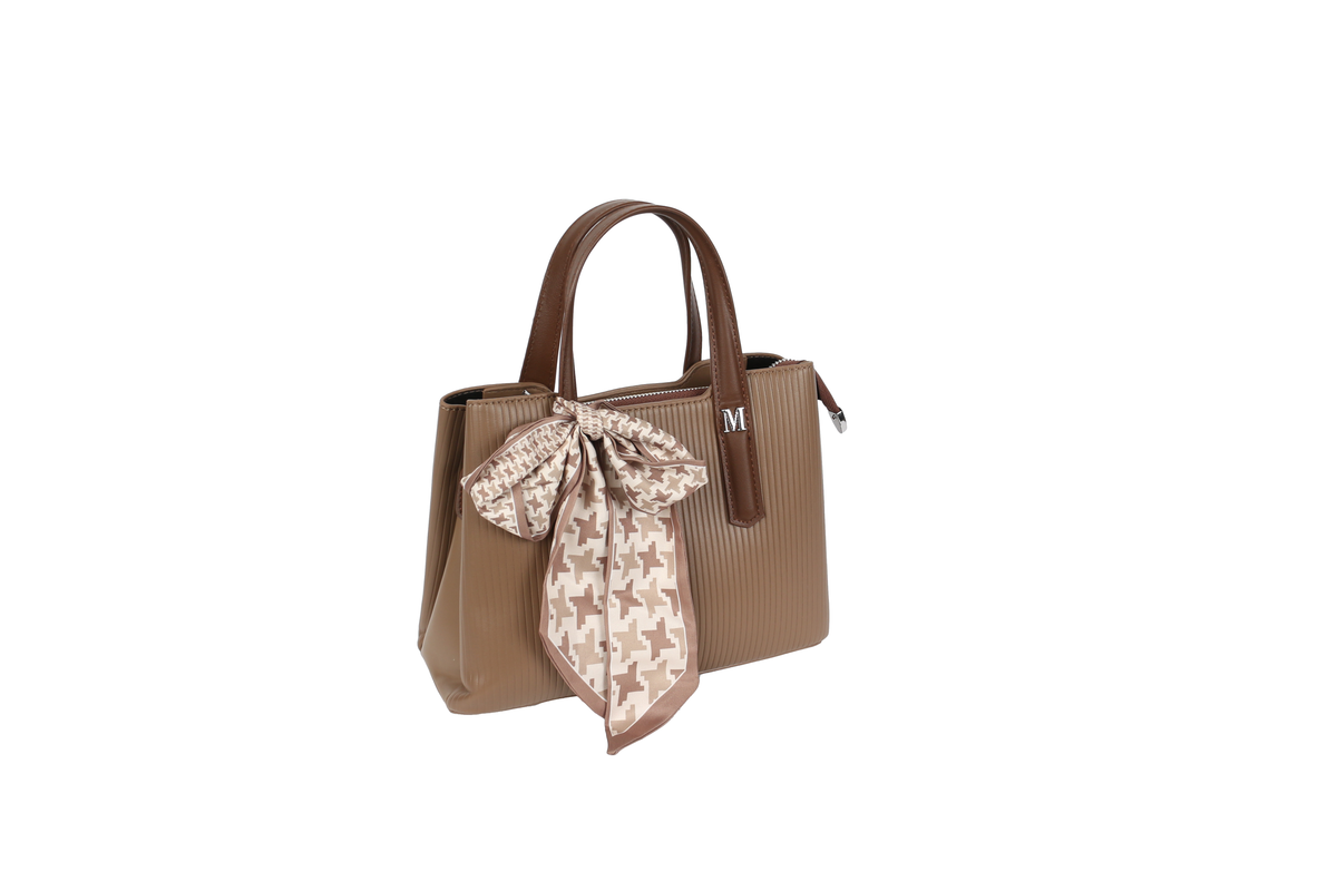 حقيبة نسائية فاخرة بمقابض علوية