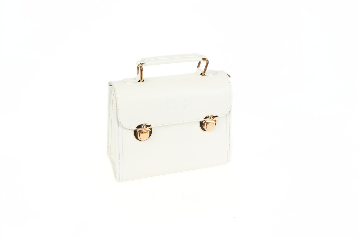 حقيبة يد نسائية أنيقة بتصميم عصري