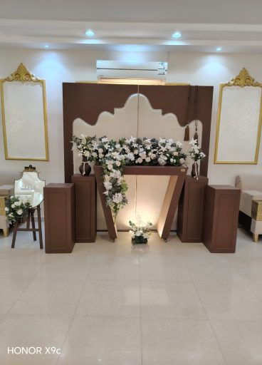 استقبال خلفيه كابوتيه بني مع طاولة بنيه 