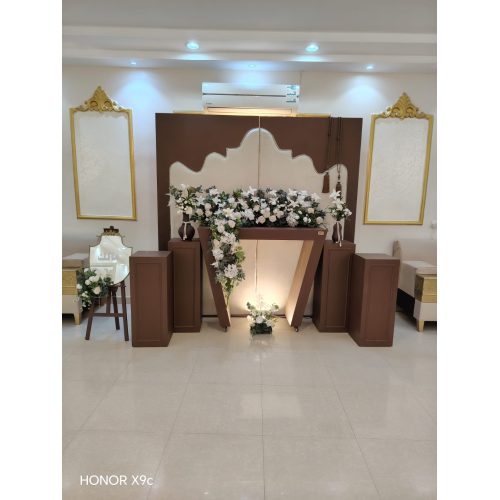 استقبال خلفيه كابوتيه بني مع طاولة بنيه 