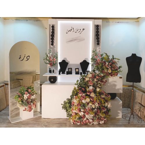 طاولة تفاصيل خلفيه ابيض مع طاوله مع ستاند مرايه مع منيكان فستان