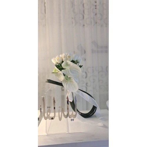 مسكة عروس ورد توليب مع مسكة اغصان خضراء ب 350 ريال