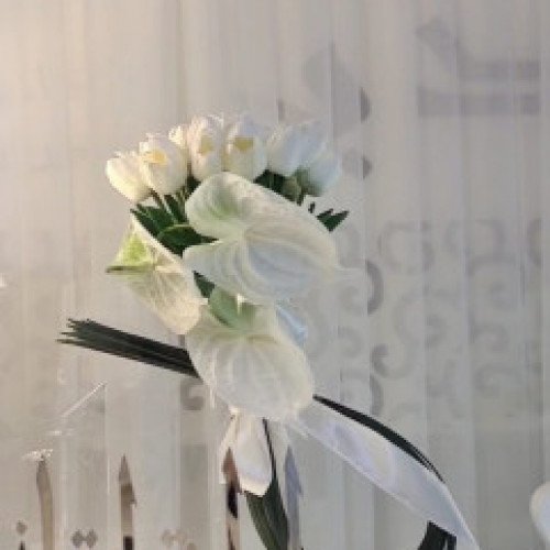 مسكة عروس ورد توليب مع مسكة اغصان خضراء ب 350 ريال