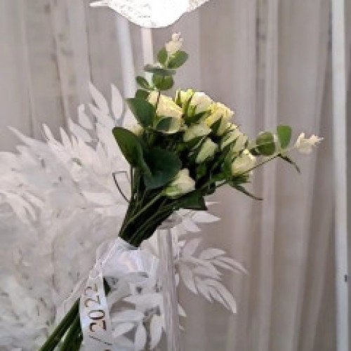 مسكة عروس  ورد طبيعي مع ريبون مطبوع ب 350ريال