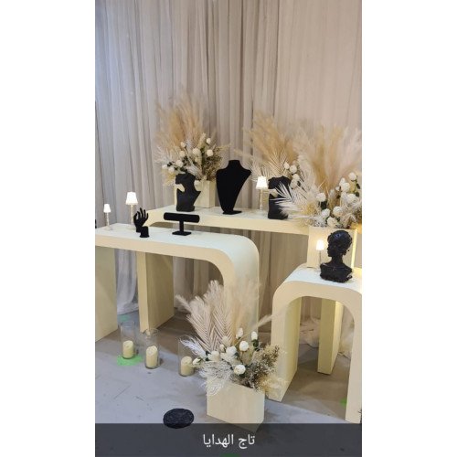 تاجير دزة عروس 3 طاولات مع الورد حسب الالوان المطلوبه .. ب 600ريال