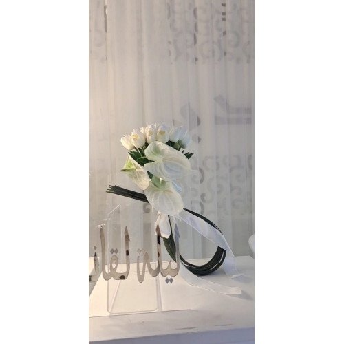 مسكة عروس ورد توليب مع مسكة اغصان خضراء ب 350 ريال