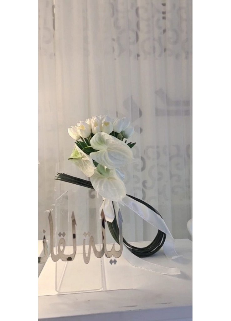 مسكة عروس ورد توليب مع مسكة اغصان خضراء ب 350 ريال