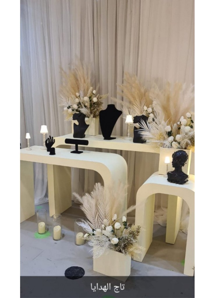 تاجير دزة عروس 3 طاولات مع الورد حسب الالوان المطلوبه .. ب 600ريال