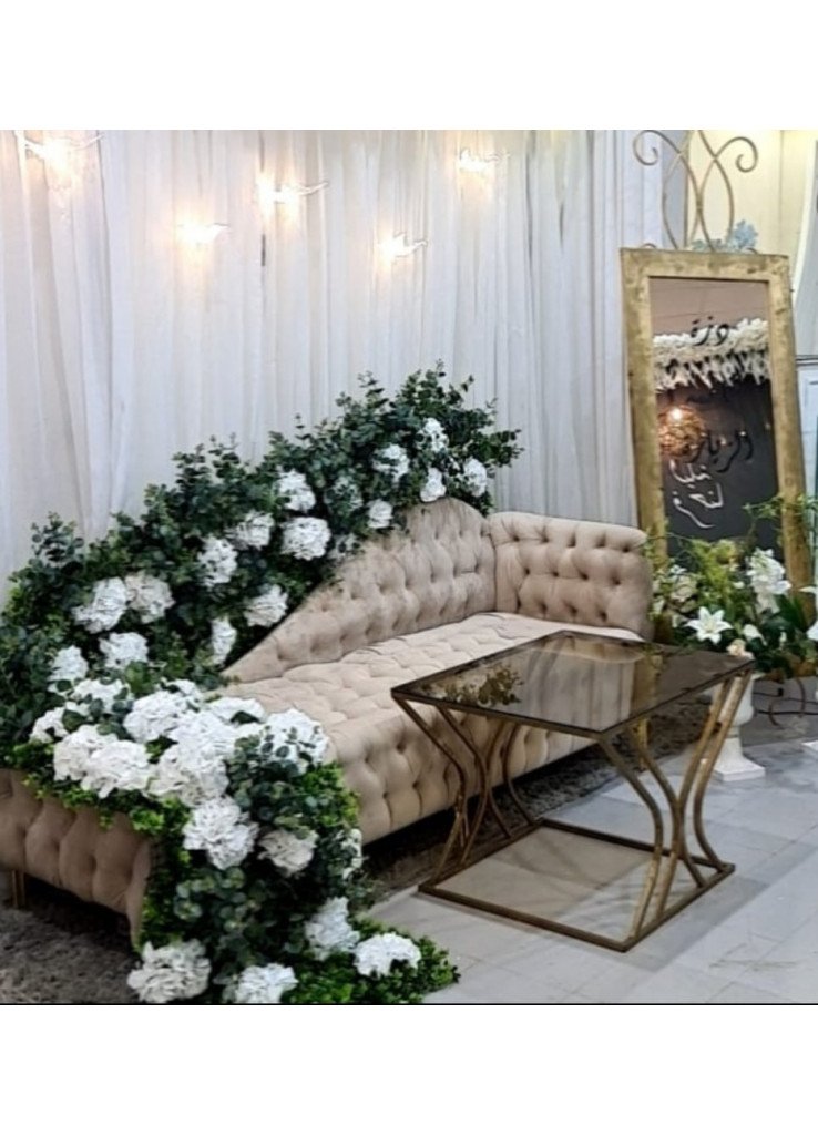 كوشة كرسي موجه ورد  مع خلفية ستارة وطاولة اماميه ..تاجير 600ريال