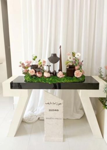 طاولة تفاصيل سكري مع ستاند اسود
