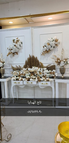 تاجير استقبال ذهبي مع ابيض مع خلفيتين خشبي مع كتابه اسم المناسبه ب 600ريال تاجير استقبال ذهبي مع ابيض مع خلفيتين خشبي مع كتابه اسم المناسبه ب 600ريال