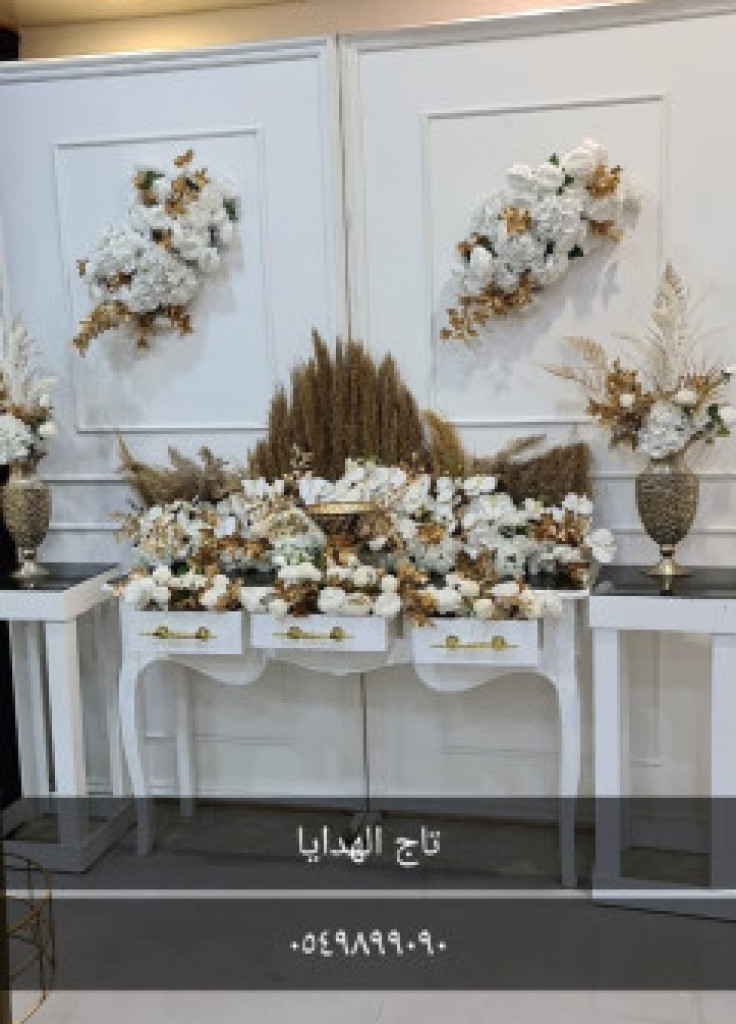 تاجير استقبال ذهبي مع ابيض مع خلفيتين خشبي مع كتابه اسم المناسبه ب 600ريال تاجير استقبال ذهبي مع ابيض مع خلفيتين خشبي مع كتابه اسم المناسبه ب 600ريال