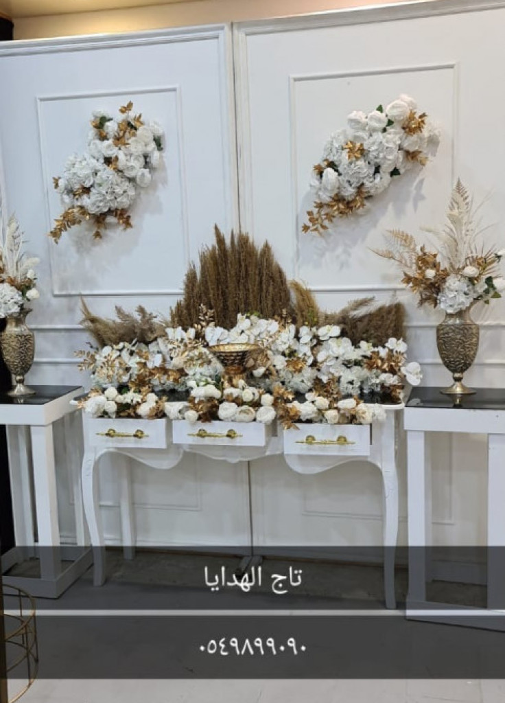 تاجير استقبال ذهبي مع ابيض مع خلفيتين خشبي مع كتابه اسم المناسبه ب 600ريال تاجير استقبال ذهبي مع ابيض مع خلفيتين خشبي مع كتابه اسم المناسبه ب 600ريال