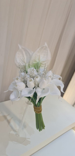 مسكة عروس ورد كالا صناعي مع ربطة اسوارة ذهبي ب 350 ريال مسكة عروس ورد كالا صناعي مع ربطة اسوارة ذهبي ب 350 ريال