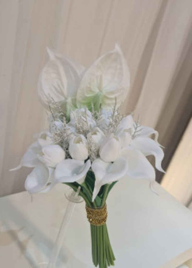 مسكة عروس ورد كالا صناعي مع ربطة اسوارة ذهبي ب 350 ريال مسكة عروس ورد كالا صناعي مع ربطة اسوارة ذهبي ب 350 ريال