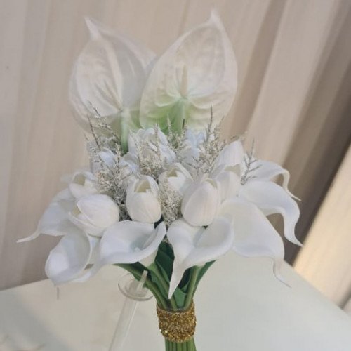 مسكة عروس ورد كالا صناعي مع ربطة اسوارة ذهبي ب 350 ريال