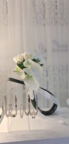 مسكة عروس ورد توليب مع مسكة اغصان خضراء ب 350 ريال