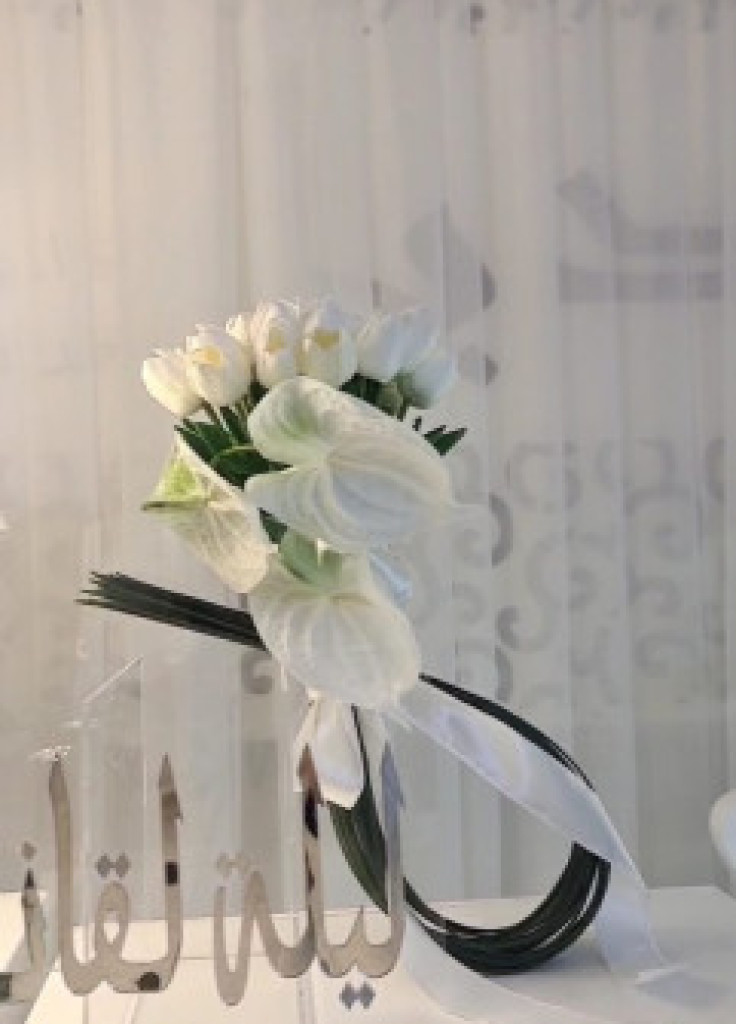 مسكة عروس ورد توليب مع مسكة اغصان خضراء ب 350 ريال